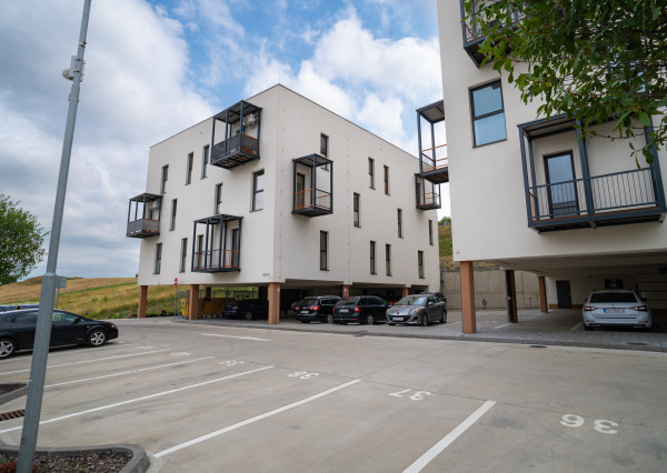 PRENAJATÉ Zariadený 2-i byt v novostavbe s balkónom – Trnkov