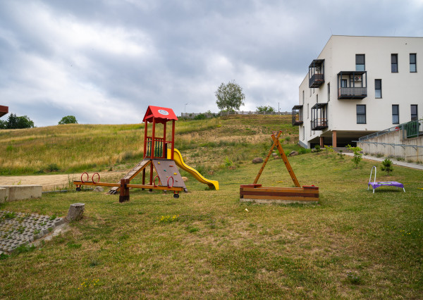 PRENAJATÉ Zariadený 2-i byt v novostavbe s balkónom – Trnkov