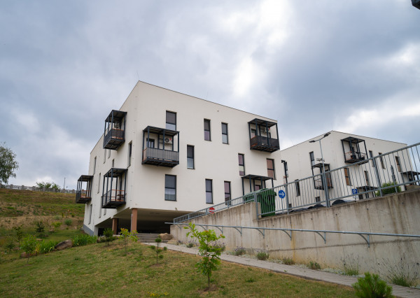 PRENAJATÉ Zariadený 2-i byt v novostavbe s balkónom – Trnkov