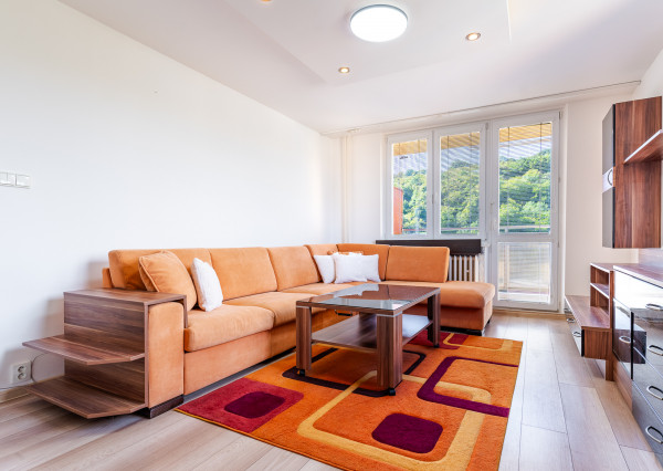 PRENAJATÉ Zariadený 2-izbový byt s lodžiou – Sídlisko II